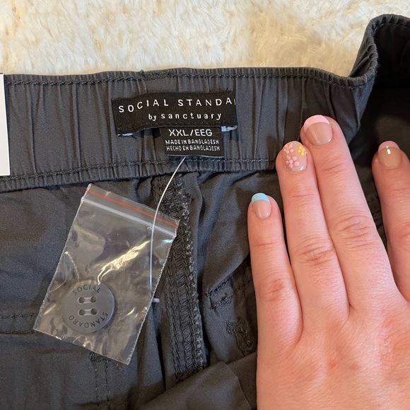 NWT Utility Short with Pockets - Picture 4 of 4